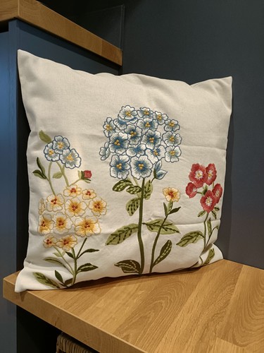 Stunning Hydrangea Style Embroidered Linen Blend 45x45cm New Cushion Cover - Picture 2 of 7