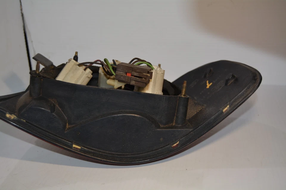 Luz trasera izquierda Ford Escort 1993-1996 QTR montada en panel OEM, 166-01484 Foto 3 de 4