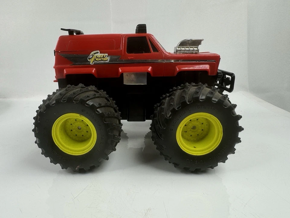 "Juguetes científicos de colección rojo Chevy Monster Truck Street Fighter" funciona con pilas" Foto 3 de 4