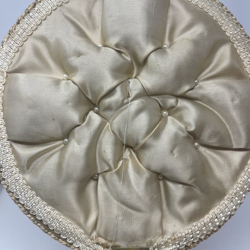 Cesta de costura vintage tejida redonda con tapa y mango con cierre de pestillo de contenido - Imagen 12 de 17