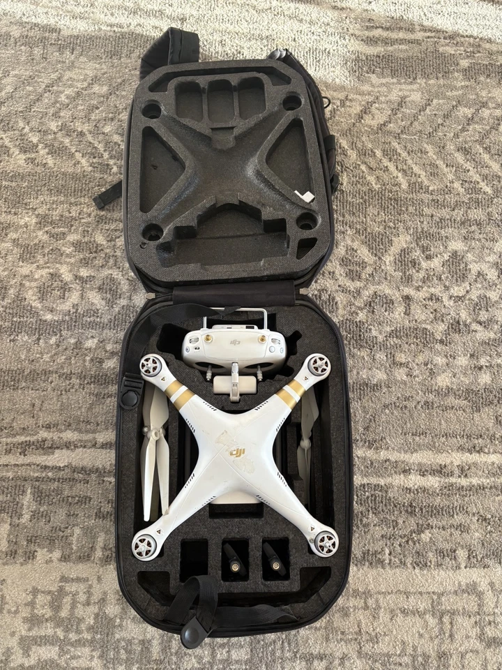 Drone DJI Phantom 3 com controle remoto, mochila rígida e acessórios  - Imagem 2 de 4