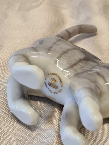 Vintage Royal Copenhagen #685 Denmark Gray & White Cat Tail Up Figurine Porcelai - Picture 7 of 9
