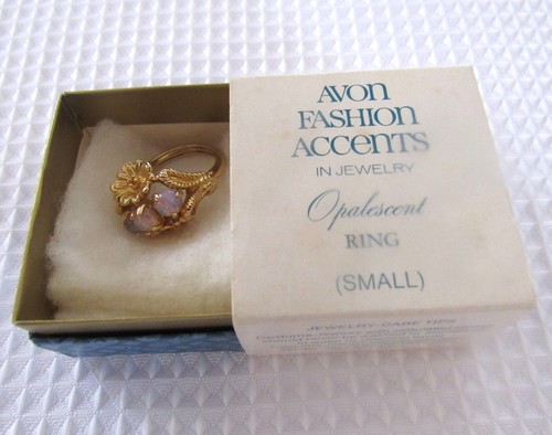 Lovely VTG Avon Opalescent Ring Size 4.25 Three Faux Opals Gold Tone Flowers Box - Bild 7 von 7