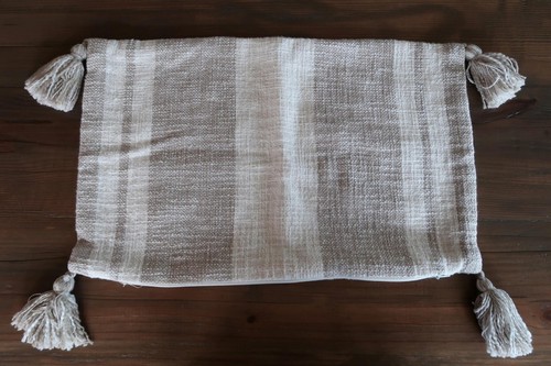 Kissenbezug im Landhausstil mit dicken Eckquasten - Bild 1 von 6