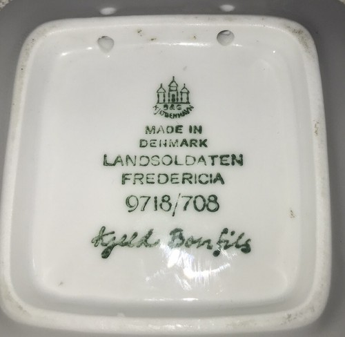 Mini Plato Cuadrado Porcelana Bing & Grondahl 3" x 3" Landsoldaten Fredericia - Imagen 4 de 7