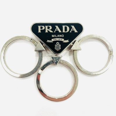 Porte-clés Prada logo triangle argent achats 6 cm x 8,5 cm presque jamais utilisé