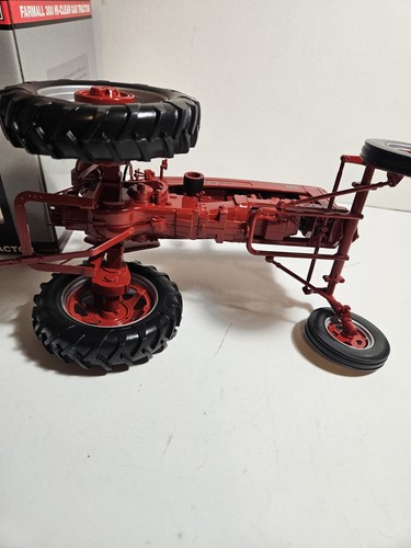 1/16 International Harvester Farmall 300 HIgh-Clear Gas Tractor SpecCast - Picture 8 of 17