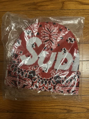 Supreme Big Logo Beanie Red Bandana FW24 OS Taille Unique Imprimé Paisley Rouge