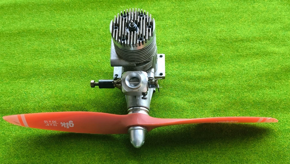 Helmut Bernhardt HB .61 PDP mit Propeller 12x6"