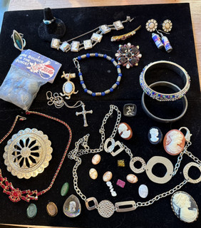 BEAUTIFUL LOT OF 18 ANTIQUE CAMEOS & VINTAGE JEWELRY Inc RUBY & MOONSTONE CAMEO