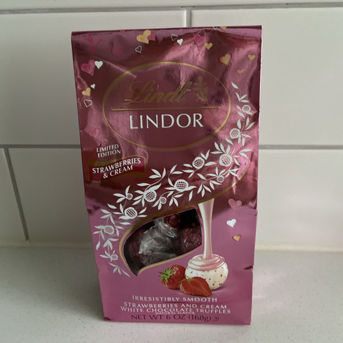 Lindt Lindor Milk Chocolate Truffles Strawberries & Cream 144g Pack . New . - Picture 1 of 3