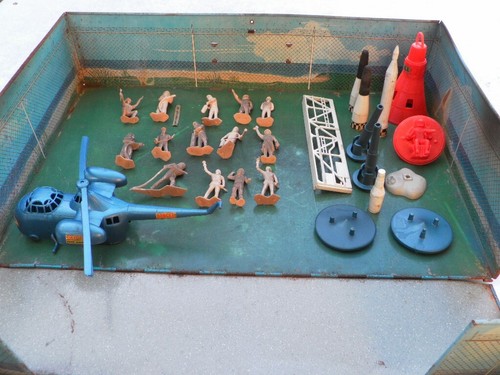 Vintage 1968 Carry-All Action Cape Kennedy Action Play Set - Picture 5 of 7