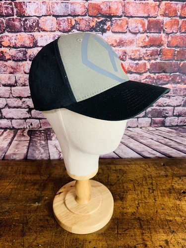 Ariat FlexFit Baseball Cap Fitted Hat Men’s L-XL Grey Red Shield Patch Logo EUC! - Picture 2 of 5