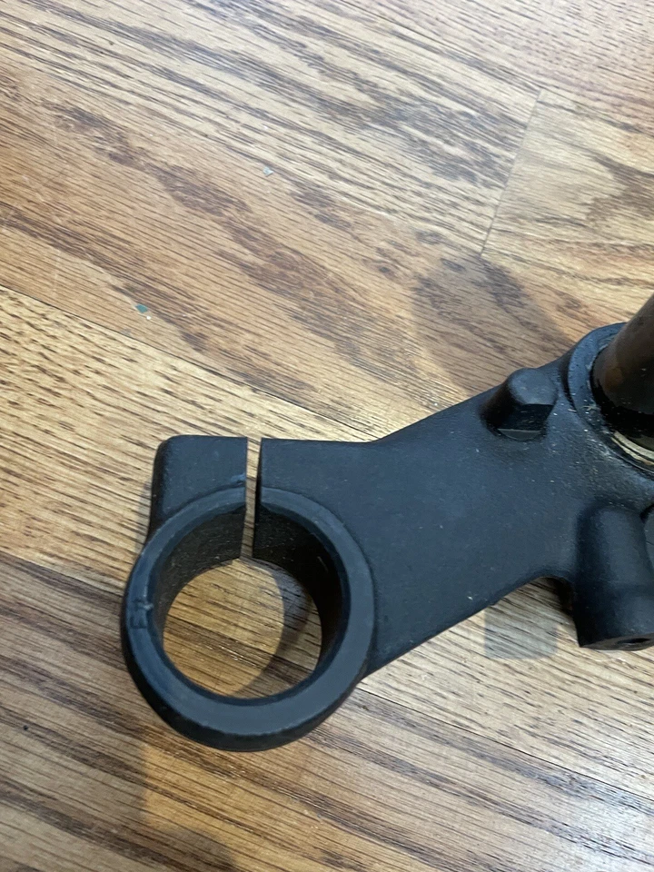 Kawasaki KZ400D 1977 KZ400 KZ horquilla delantera inferior triple abrazadera de árbol genuina SW64D Foto 2 de 4