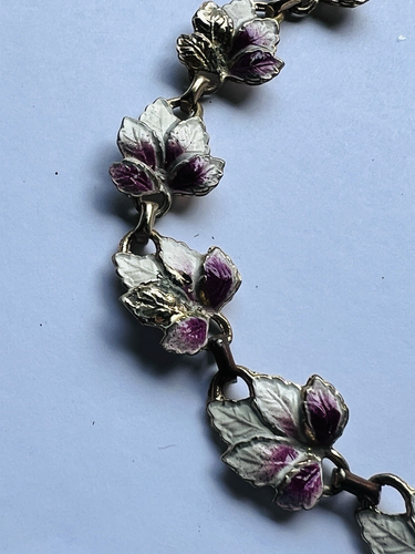 Collana girocollo vintage smaltata tono oro viola e bianco foglia - Foto 5 di 19
