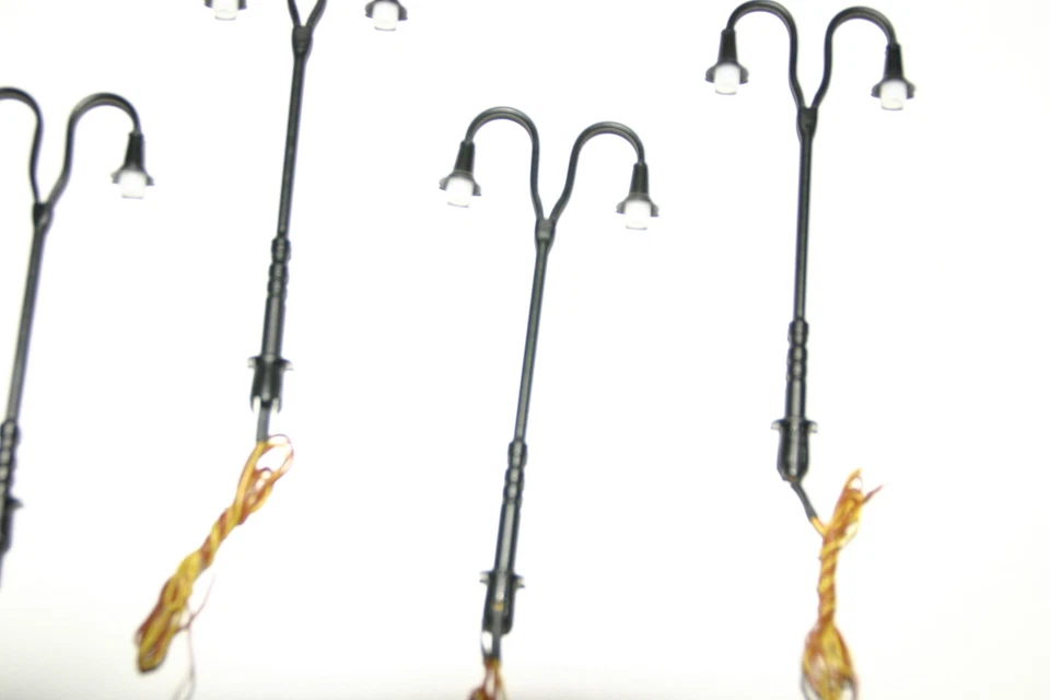 LED-Bahnsteigleuchte zweiflammig ca. 9 cm Höhe Viessmann Stecksockel warmweiß