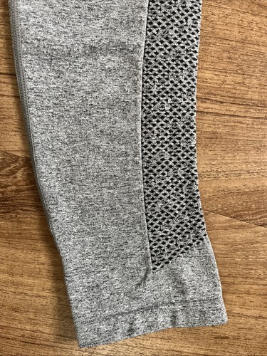 Women’s Fabletics leggings, Medium, Gray, compression stretch, Capri - Picture 2 of 4