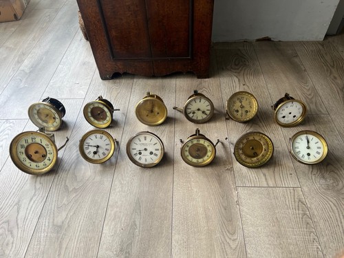 12 antike Manteluhrwerke für Ersatzteile und Reparaturen.