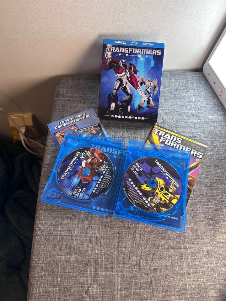 Transformers Prime: Complete First Season (4 Disc Blu-ray Box Set) w/Comic Book - Image 3 of 4