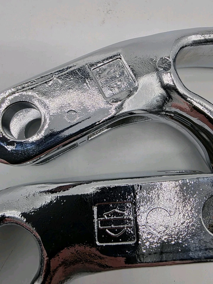 Harley V Rod Pasajero Clavija Montaje Soportes Pie Trasero Genuino OEM Par Cromo Foto 3 de 4