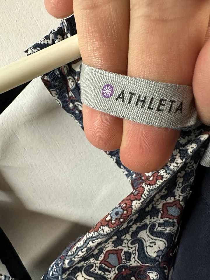 Camiseta sin mangas Athleta talla M azul marino estampado boho cuello en V con corbata borla Foto 2 de 4