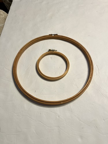 Vintage Wood Embroidery Hoops Set Of 2 . One 10" & 4" w/Screws Taiwan Granny - 第 1/12 張圖片