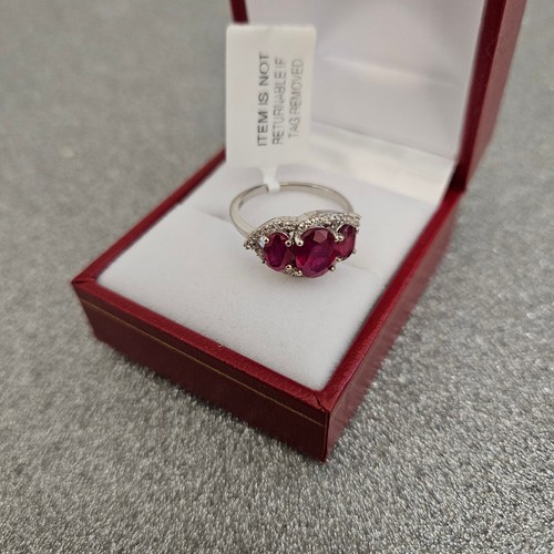 Mozambique Ruby & Zircon ring in platinum over Sterling silver - Picture 4 of 4
