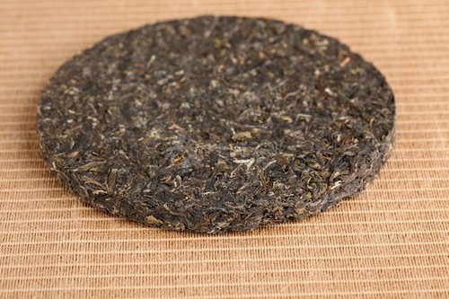 Jin Bang Series T8653 Tie Bing * 2015 Xiaguan Pu'er Pu-erh Raw Green Tea 357g - Picture 8 of 10