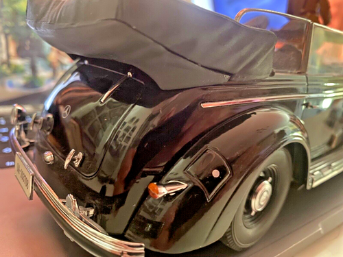 Mercedes Paradefahrzeug mit vielen Öffnungsmerkmalen 1/24 Figuren 1/18 Metallauto - Bild 8 von 17