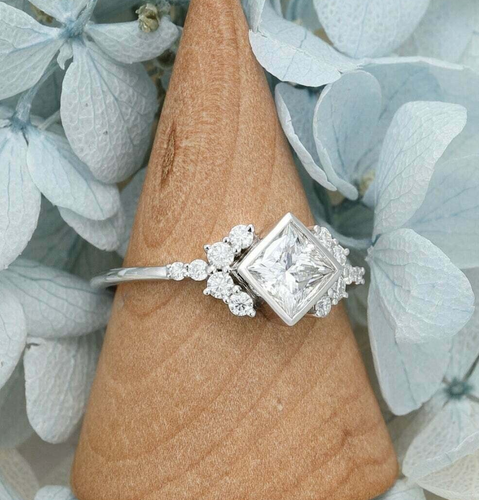 Anillo mínimo de compromiso de boda de oro blanco de 14 K de 1,50 quilates de diamante creado en laboratorio - Imagen 3 de 5