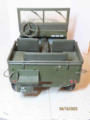 Huge lot of GI Joe 1:6 figures Jeep accessories clothes footlockers very cool - Picture 6 of 22