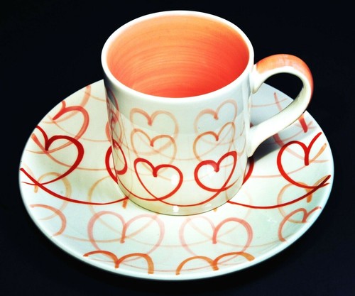 Taza de café y plato de postre de corazones rosados y rojos repetitivos de rollo de caja y barril - Imagen 4 de 4