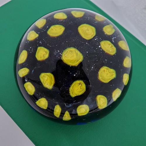 Kunstglas Briefbeschwerer dunkelblau mit gelben Blumen unsigniert 2,5" - Bild 2 von 11