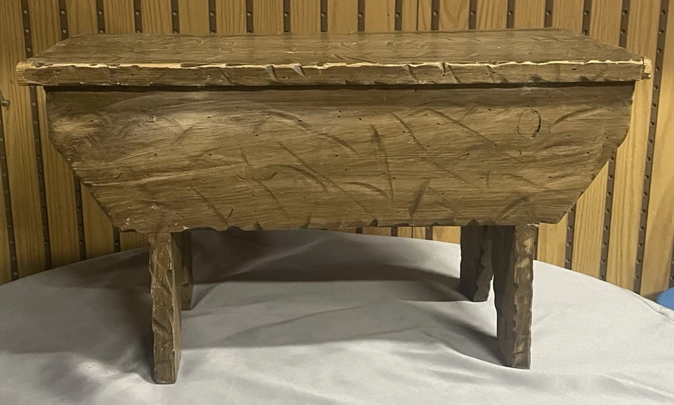 "Antiguo taburete de ordeño primitivo largo de 22"" con superficie texturizada" Foto 4 de 4