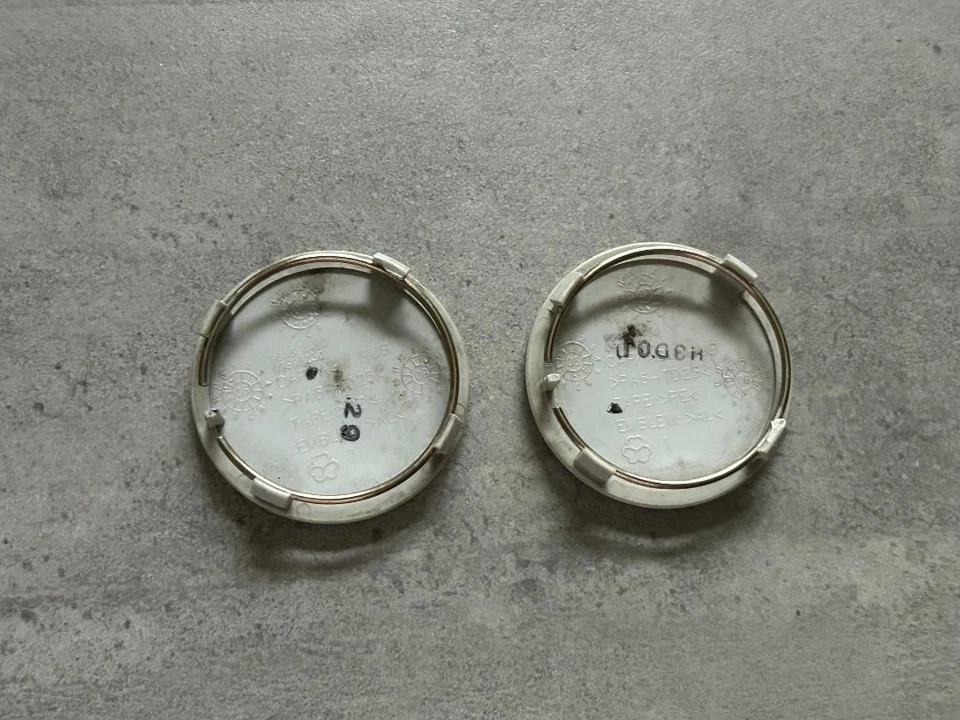 Par de tapas centrales de rueda Chevy Impala Limited plateadas doradas x2 OEM usadas Captiva Sport Foto 4 de 4