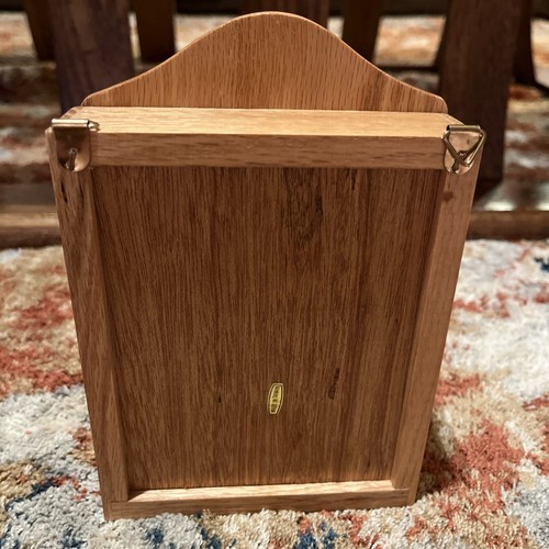 Kings Head Pub & Lodging Set Mini Freccette in Legno Armadio Scatola 4,5” X 7” 3 Freccette - Foto 7 di 11