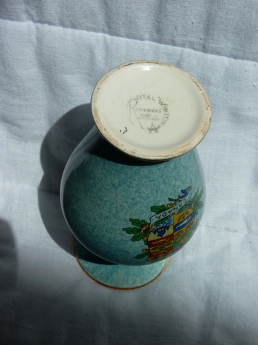 Royal Winton "CANADA" Souvenir Small Bud Vase In Very Good Condition - Picture 5 of 7