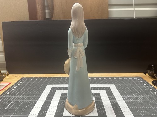 LLADRO STYLE HANDMADE FIGURINE OF A SLENDER YOUNG LADY WITH A STRAW HAT - Bild 3 von 13