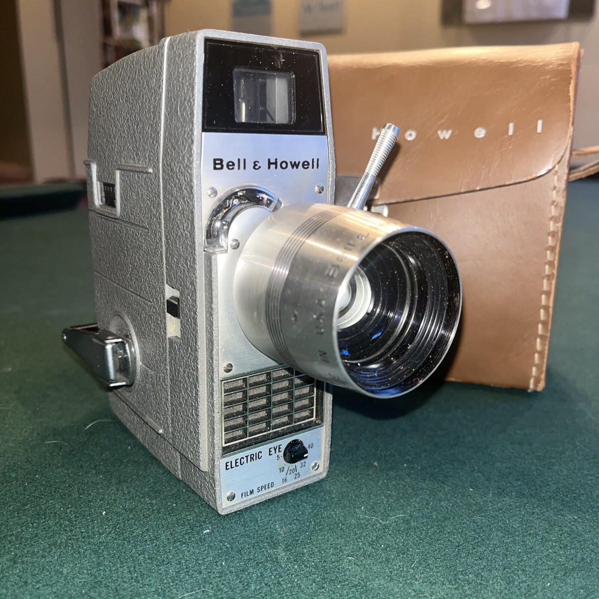 Vintage BELL &amp; HOWELL # 310 Zoom Electric Eye 8MM Roll Film Movie 