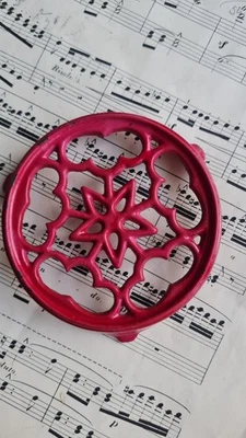 ANCIEN DESSOUS DE PLAT DINETTE EN FONTE ROUGE ENFANT - Photo 1/2