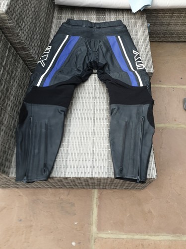 Frank Thomas moto cuero 2 piezas azul, blanco y negro  - Imagen 16 de 23