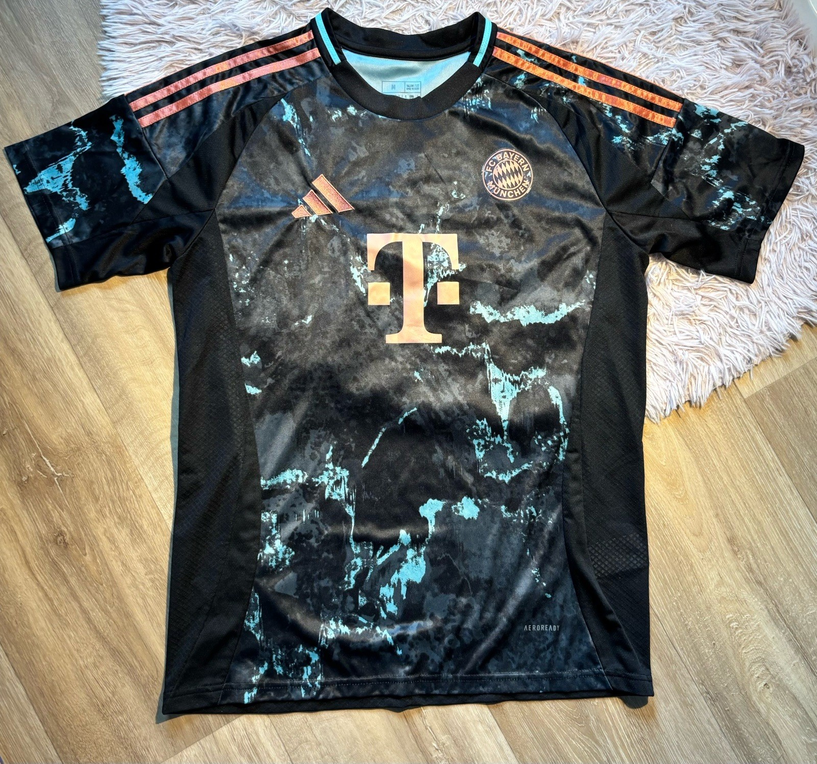 Maillot Bayern Munich haut de gamme avec finitions brodées premium