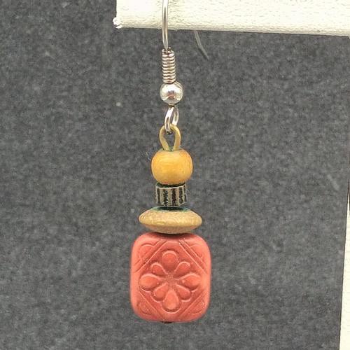 Pierced Earrings Silver tone Hook Red Plastic Flower Wood Bead Dangle 1" - Picture 5 of 10