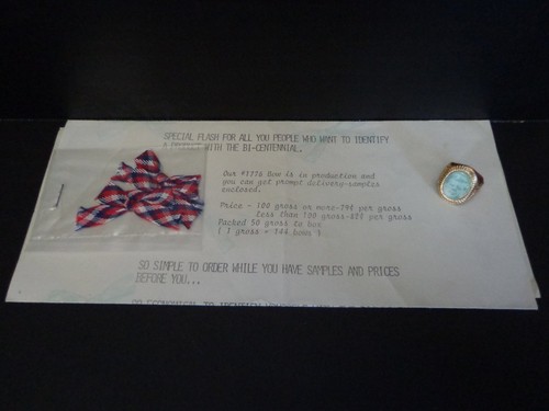 JFK Gedenkring, 2 Bilder JFK / Flagge 60er Jahre; 2 zweihundertjährige Ansteckschleifen INV2266 - Bild 1 von 7