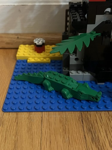 1994 LEGO Pirates Forbidden Cove Set #6264 Nearly Complete - Picture 3 of 13