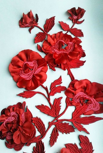 Red Roses Flower Extra Quality Sew-On Embroidered Patch Applique - Picture 2 of 7