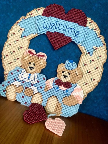 Corona de oso punto de cruz hecha a mano bienvenida San Valentín colgante de pared decoración de puerta - Imagen 3 de 5