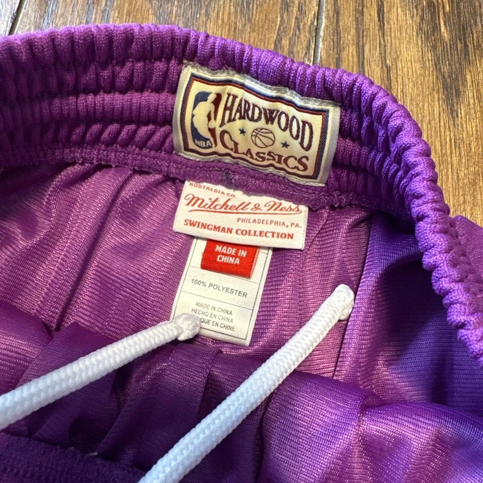 Mitchell & Ness Milwaukee Bucks Hardwood Classics Swingman Shorts Men’s Medium - Image 4 of 4