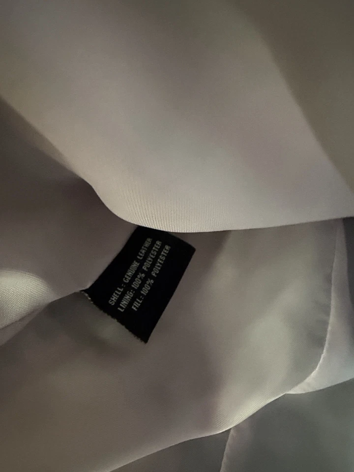 Chaqueta acolchada de cuero negra Guess para mujer talla pequeña Foto 4 de 4