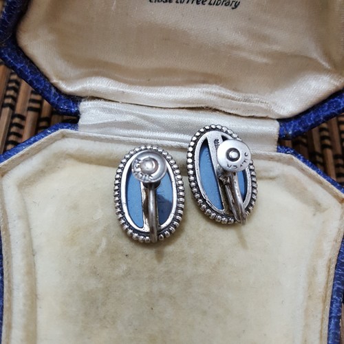 Wedgwood Vintage 925 Sterling Silver Stud Earrings, Blue Cameo, Screw Backs - Picture 6 of 6